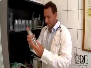 অধ্যাপক nick spanks তার রোগী