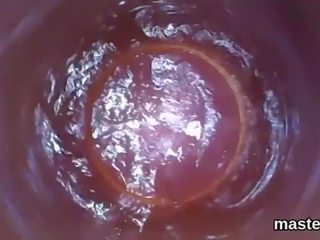 মহান চেক ভদ্রমহিলা stretches তার বিস্তার পাকাইয়া ফেলা থেকে ঐ প্রচন্ড