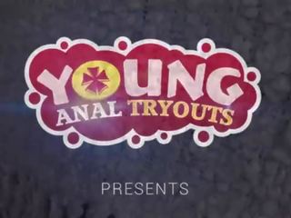 Mladý anál tryouts - vole podpichuje stunner