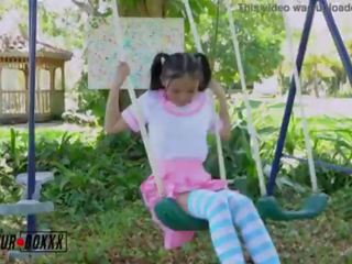 Недосвідчена boxxx - азіатська школа підліток мастурбує в playground