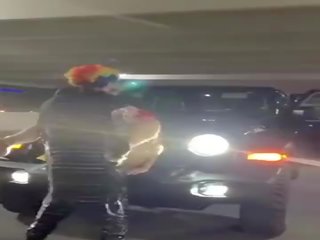Рожевий волосся вулиця дівчина отримує товчений на jeep