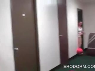 Хтивий студенти має a загальна спальня кімната оргія частина